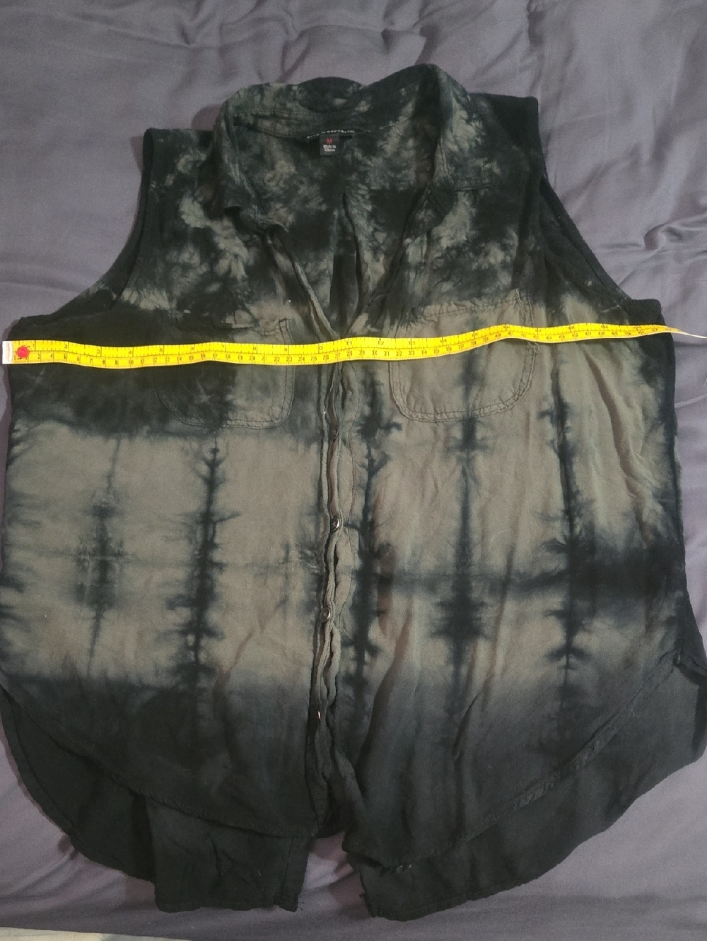 Rock & Republic Black Tie-Dye Sleeveless Button Front Top